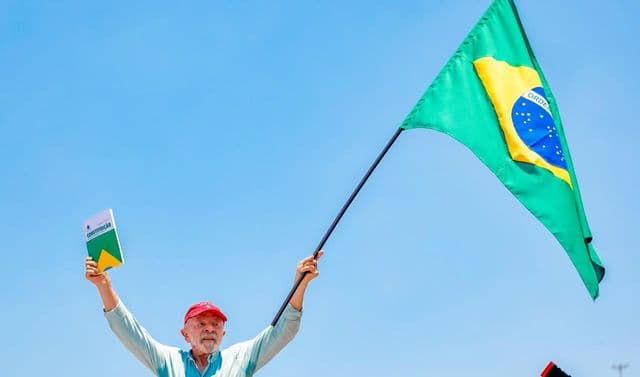 Luiz Inácio Lula da Silva discursando após a vitória na eleição presidencial