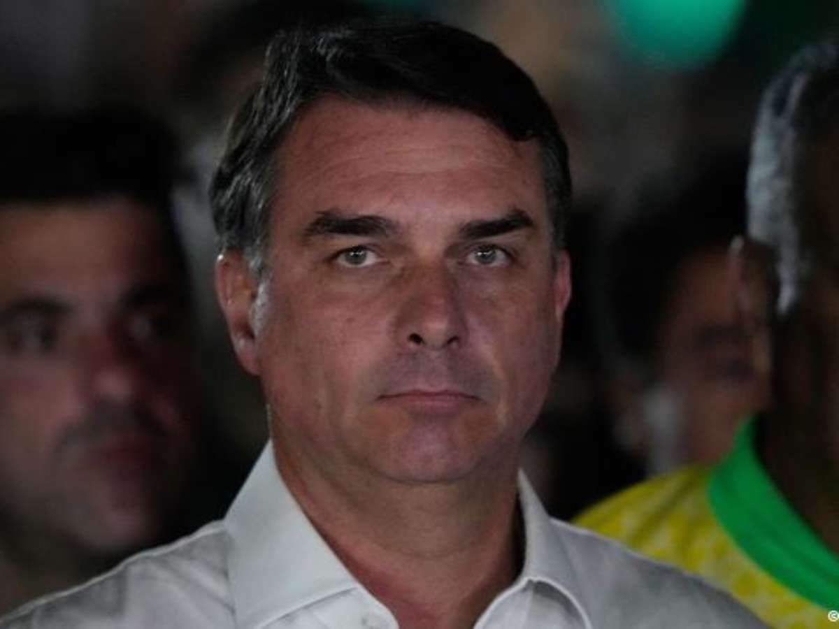Flávio Bolsonaro discursando em frente ao seu comitê de campanha em Brasília