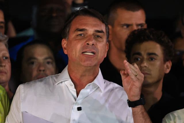 Flávio Bolsonaro em ato político após a eleição presidencial
