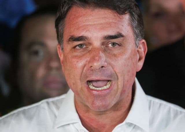 Senador Flávio Bolsonaro discursando em Brasília após a derrota no segundo turno da eleição presidencial