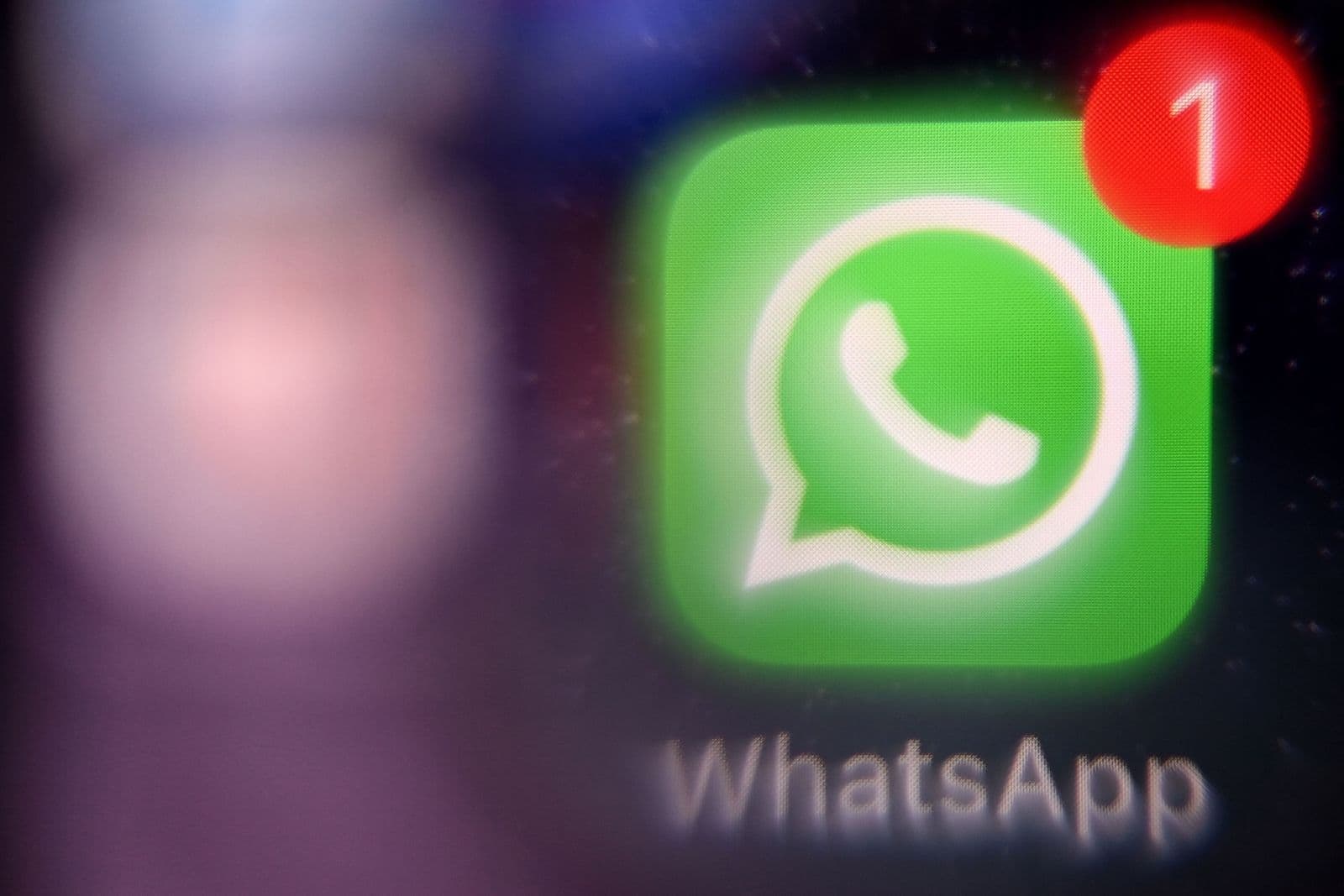 Smartphone com redes sociais na tela em ambiente escuro