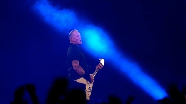 Vocalista de banda de rock em palco durante show