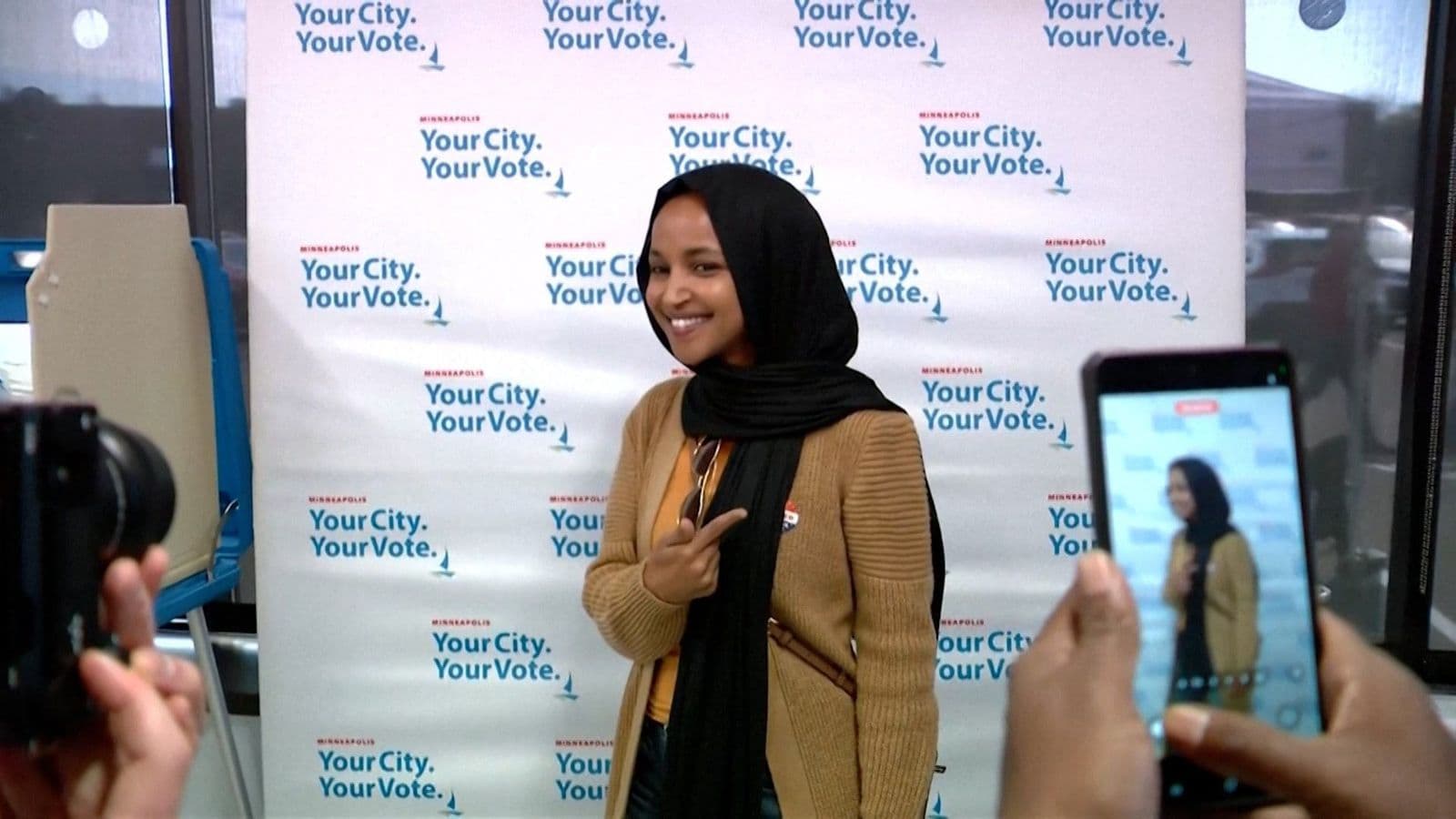 Ilhan Omar durante votação nas eleições legislativas dos Estados Unidos