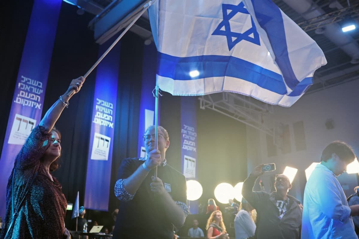 Eleitores israelenses votando em uma seção eleitoral