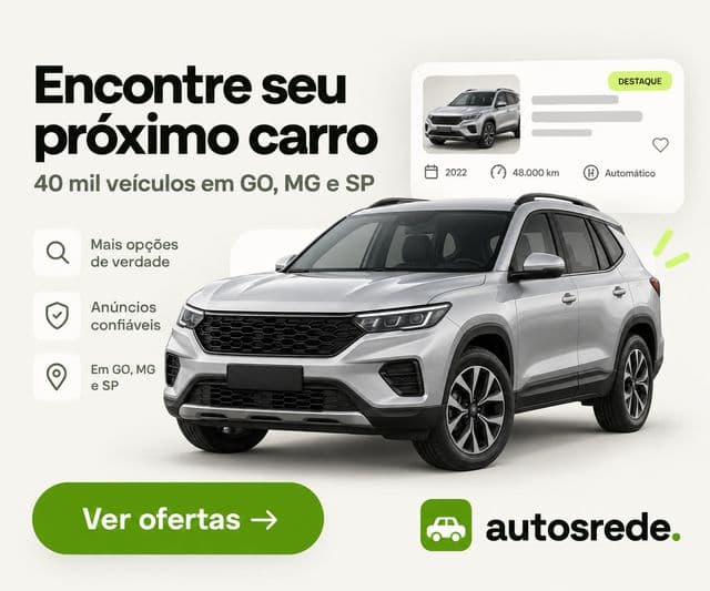 Pessoa olhando para o celular com uma mensagem suspeita na tela