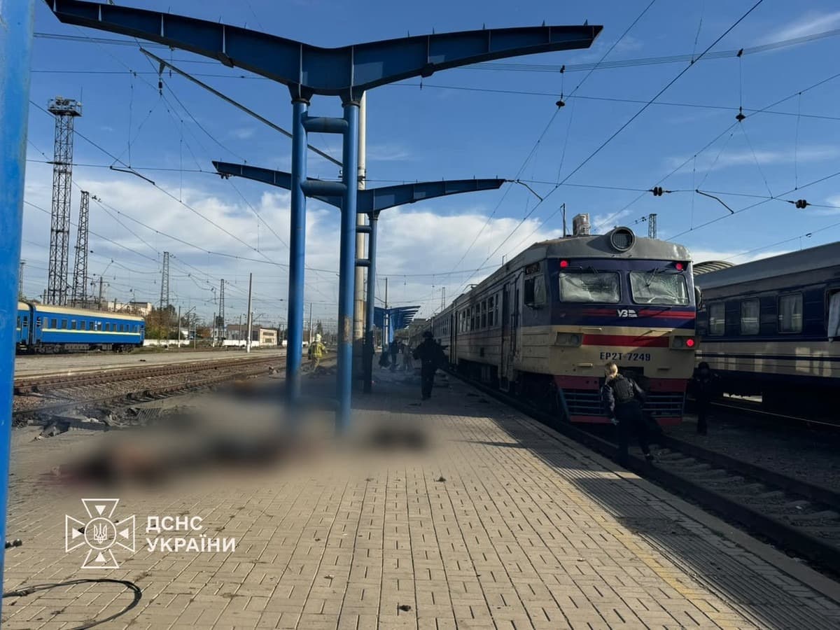 Plataforma ferroviária em Dnipro, na Ucrânia, após ataque com drone
