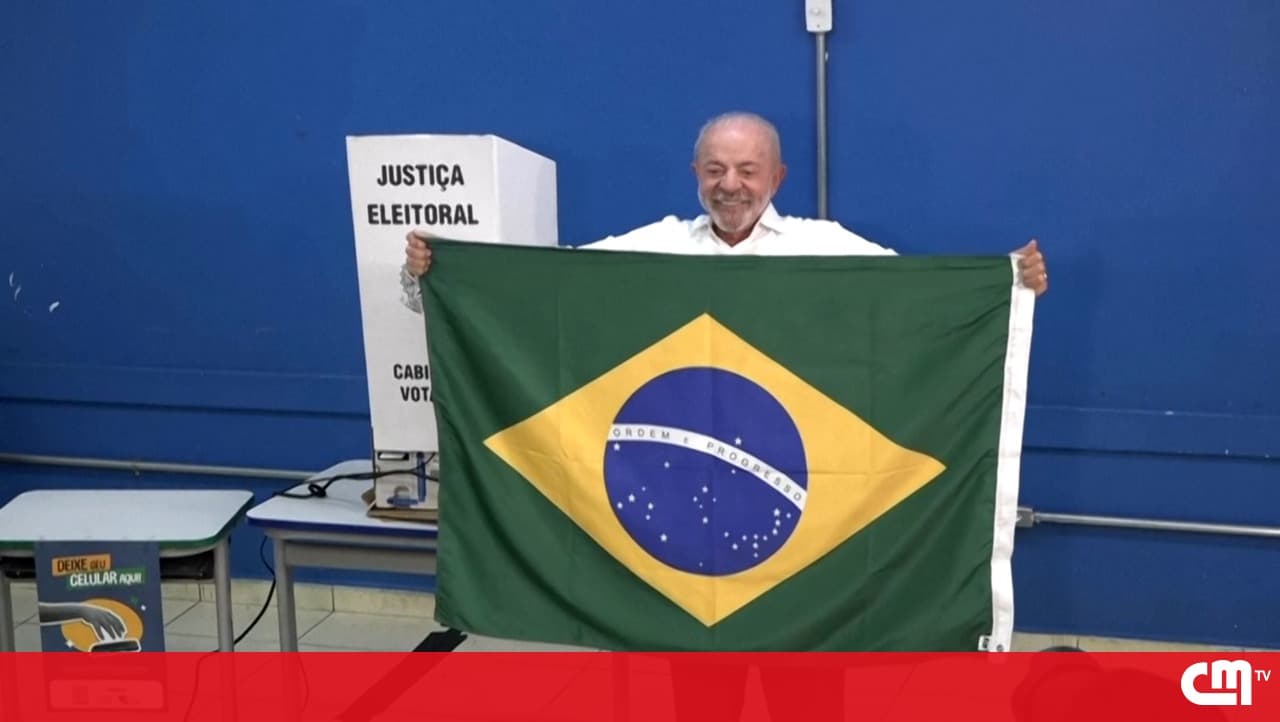 Lula da Silva durante votação em escola de São Bernardo do Campo, São Paulo