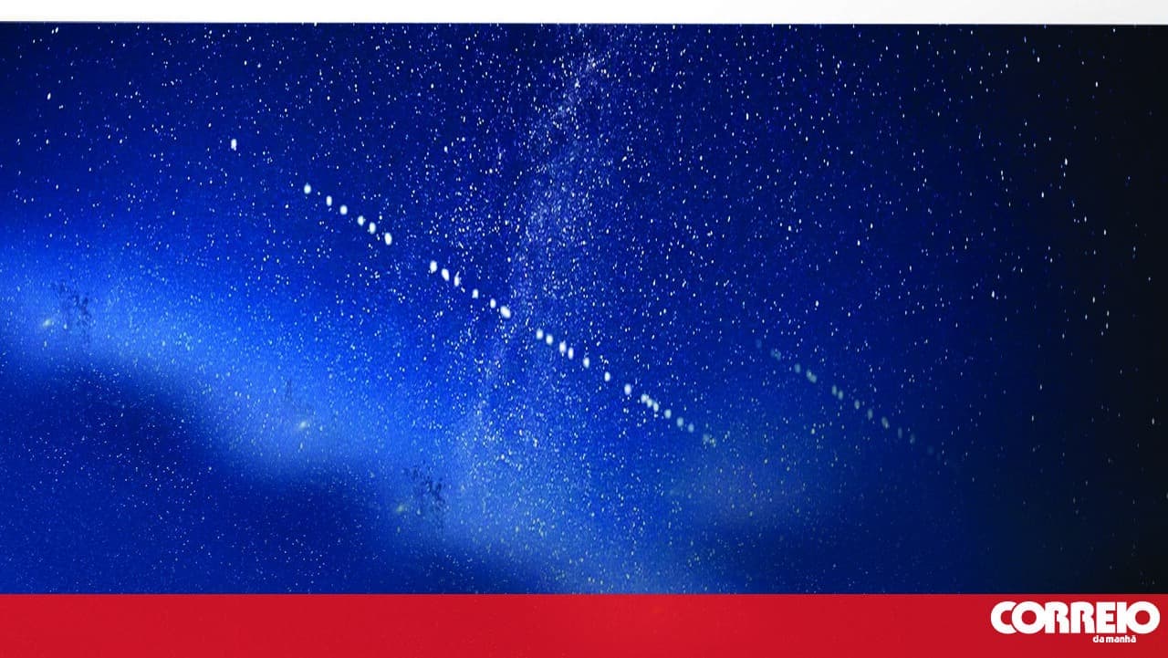 Foguete decolando em direção ao espaço com a Terra ao fundo