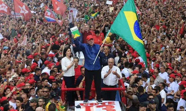 Lula discursa durante campanha eleitoral