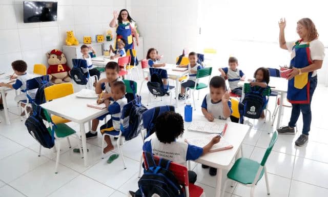 Estudantes em sala de aula em uma escola pública brasileira