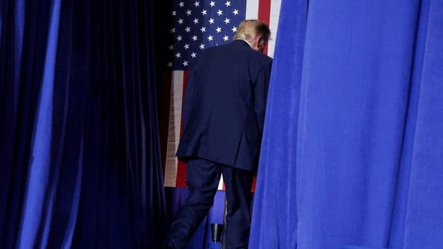 Bandeira dos Estados Unidos ao lado de um prédio do Congresso em Washington