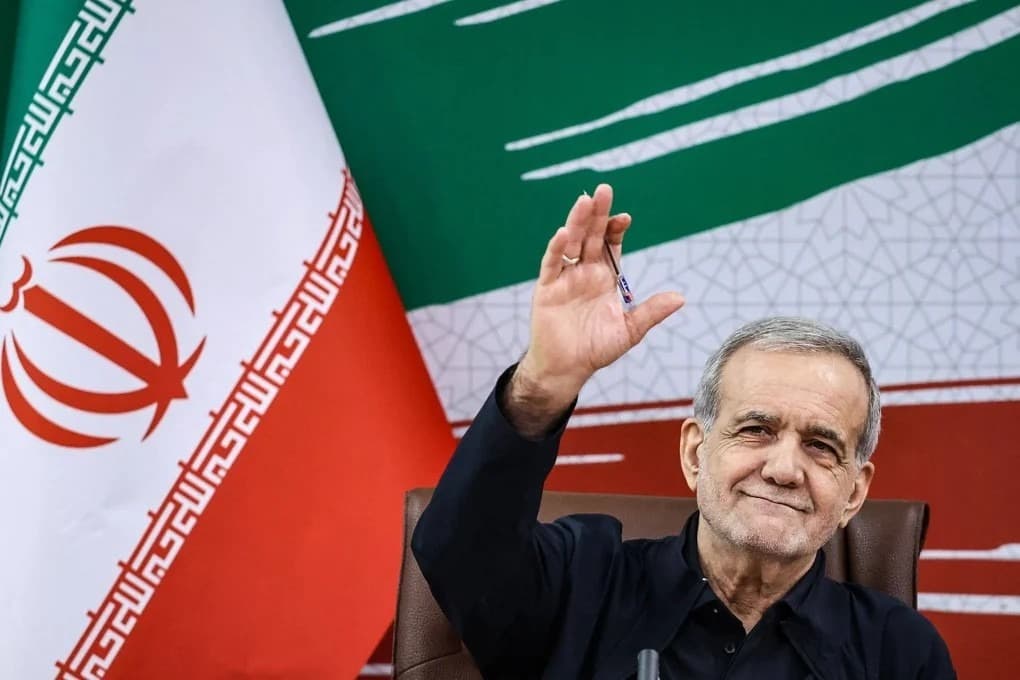 Presidente iraniano Masoud Pezeshkian em encontro com o presidente russo Vladimir Putin