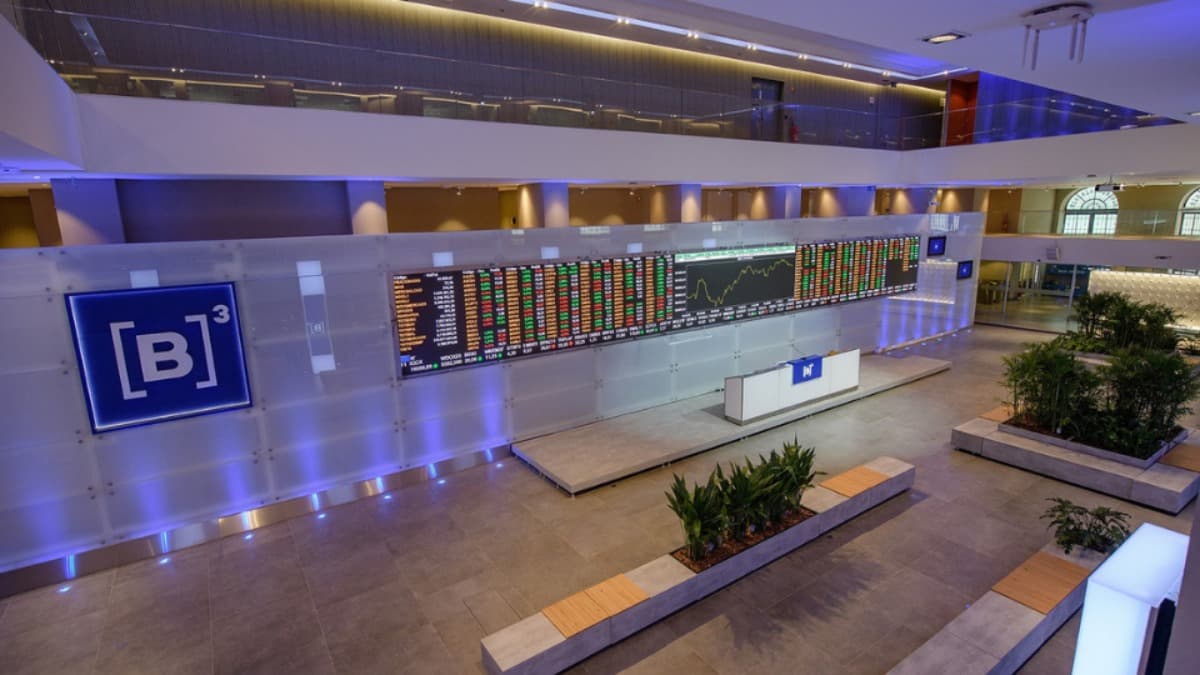 Painel com cotações da bolsa de valores brasileira