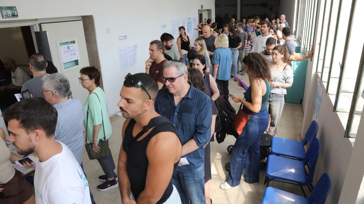 Eleitores israelenses votando em uma seção eleitoral durante a eleição parlamentar