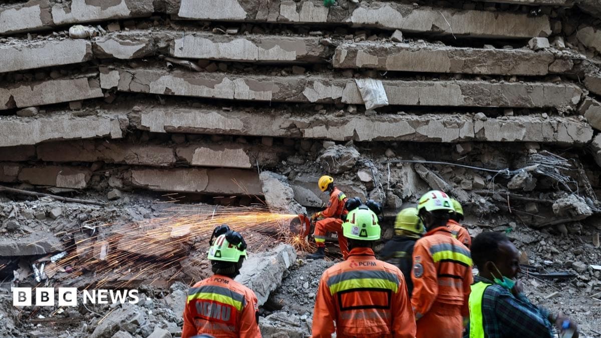 Escombros de prédio em construção desabado em Nairóbi, no Quênia, com equipes de resgate no local