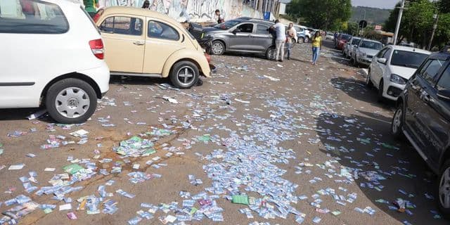 Eleitores em fila para votar em seção eleitoral