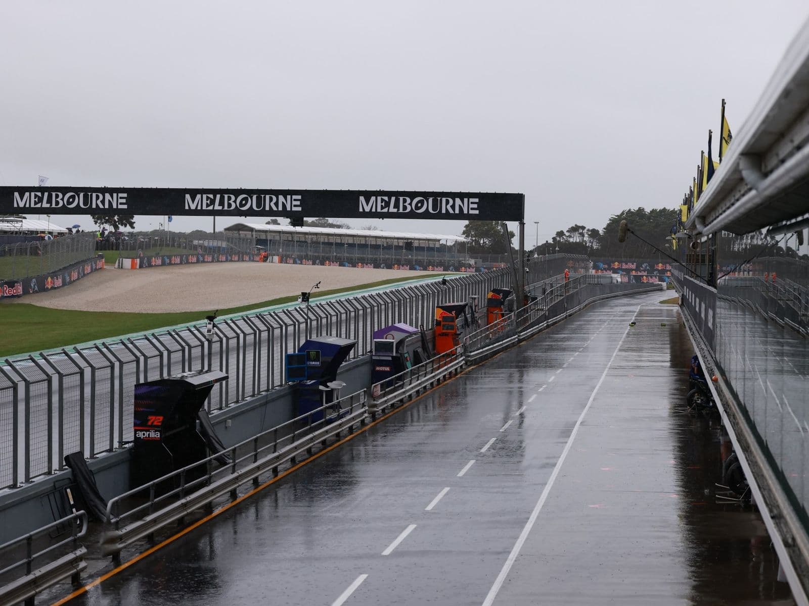 Pilotos da MotoGP dão volta de despedida sob chuva no circuito de Phillip Island, na Austrália