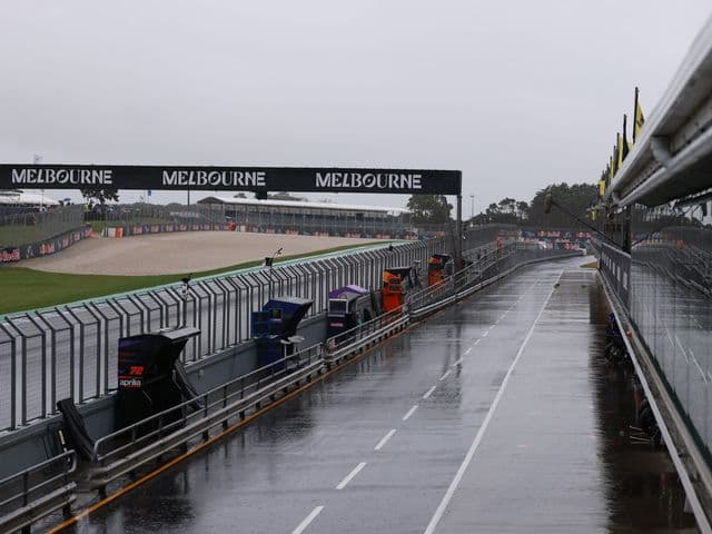 Pilotos da MotoGP dão volta de despedida sob chuva no circuito de Phillip Island, na Austrália