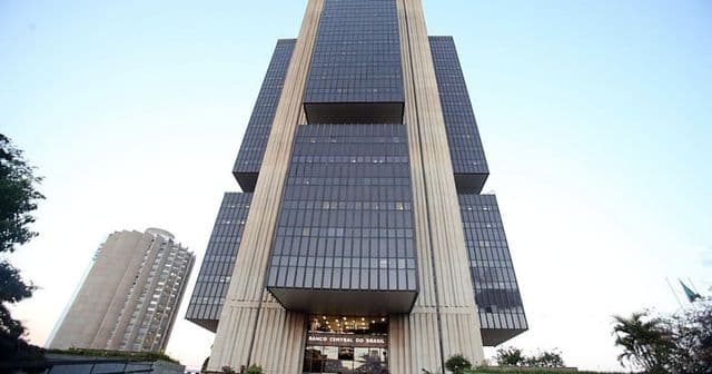 Fachada de prédio com símbolo de economia e finanças públicas