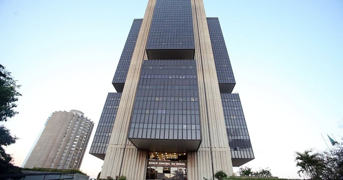 Fachada de prédio com símbolo de economia e finanças públicas