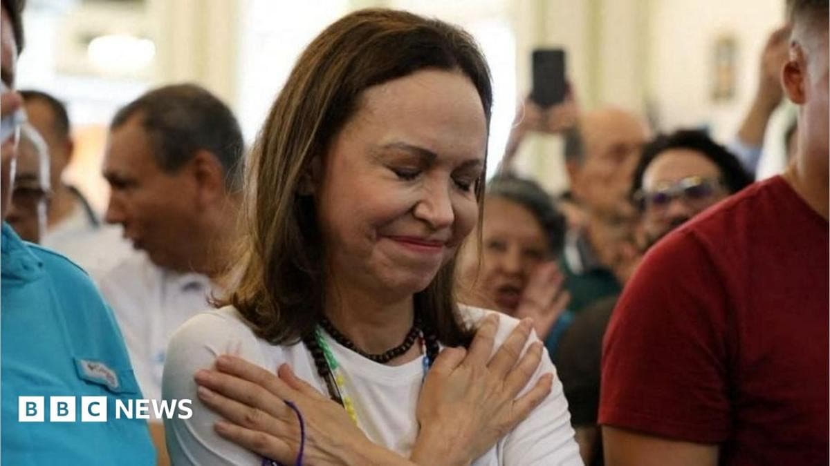María Corina Machado cercada por apoiadores durante sua chegada à Venezuela