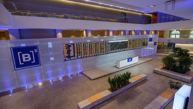 Painel eletrônico com cotações da bolsa de valores
