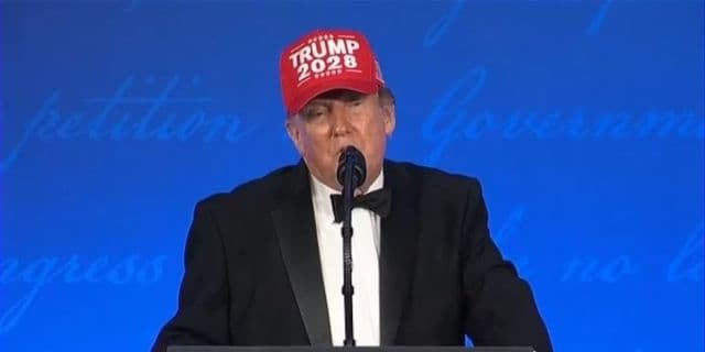 Donald Trump discursando em comício eleitoral na Flórida