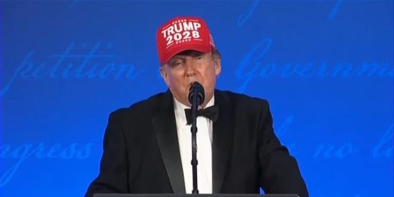 Donald Trump discursando em comício eleitoral na Flórida