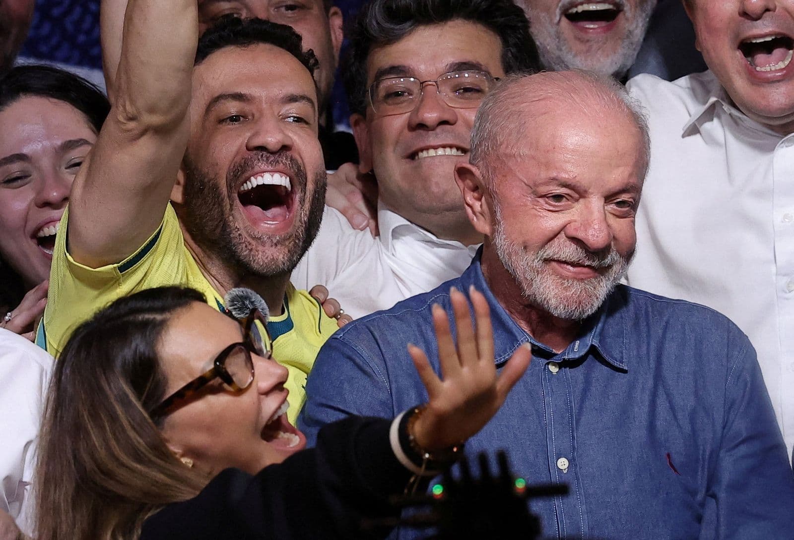Painel com cotações de bolsa e dólar em um ambiente de negociação financeira