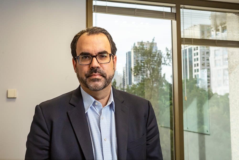 Sede de uma instituição financeira em Brasília, com bandeira do Brasil ao fundo