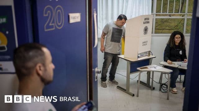Urna eletrônica em seção eleitoral durante o segundo turno da eleição presidencial brasileira