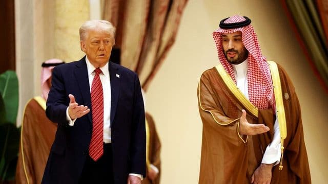 Bandeira da Arábia Saudita e instalações de petróleo