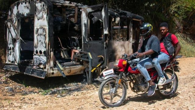 Militares em operação de resgate no Haiti