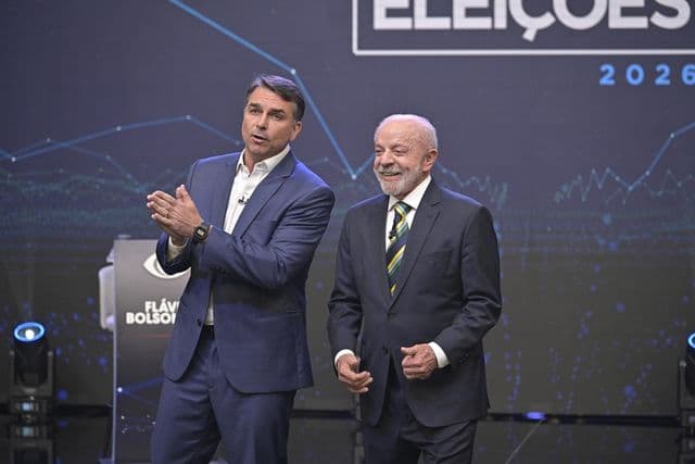 Flávio Bolsonaro e Luiz Inácio Lula da Silva em debate televisionado