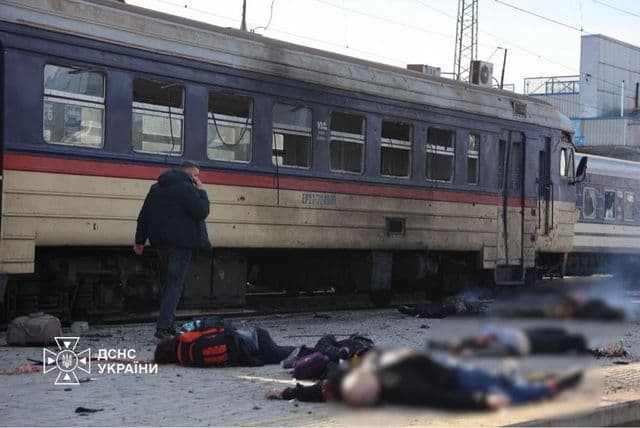 Estação ferroviária de Dnipro, na Ucrânia, após ataque com drone a trem de passageiros