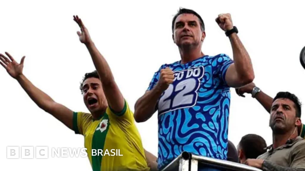 Flávio Bolsonaro discursando sobre o resultado da eleição presidencial