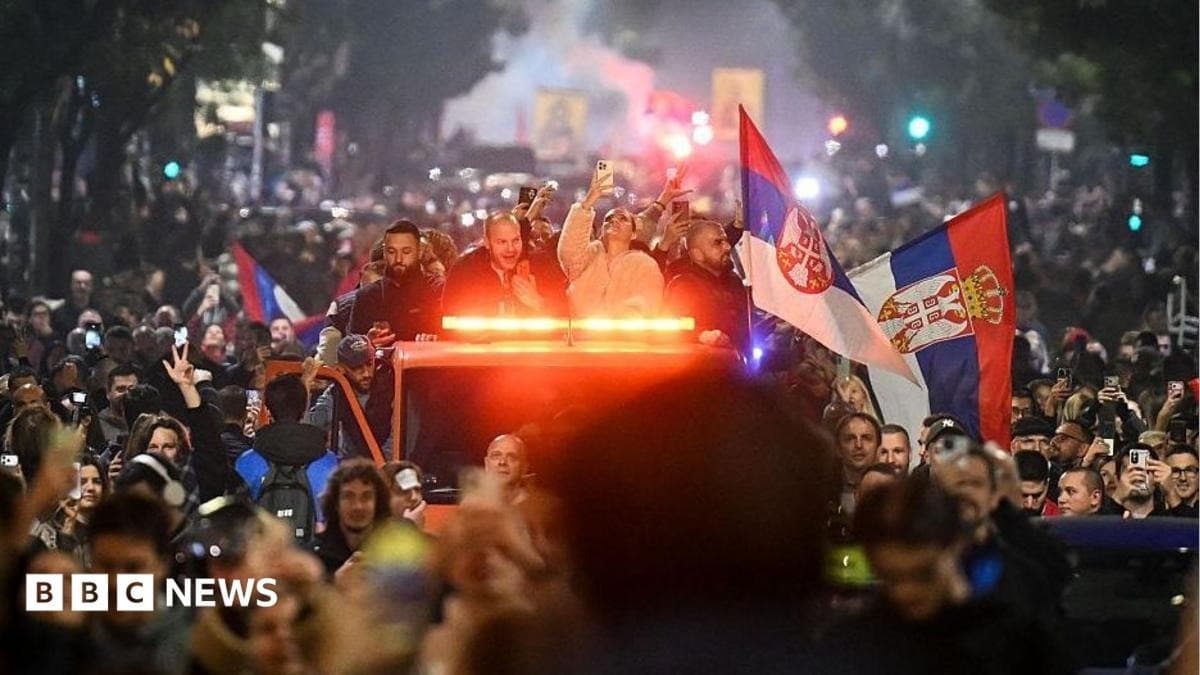 Pessoas comemoram nas ruas de Novi Sad após anúncio de derrota do governo sérvio nas eleições