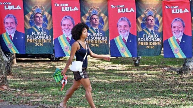 Celular com redes sociais e símbolos de campanha eleitoral brasileira
