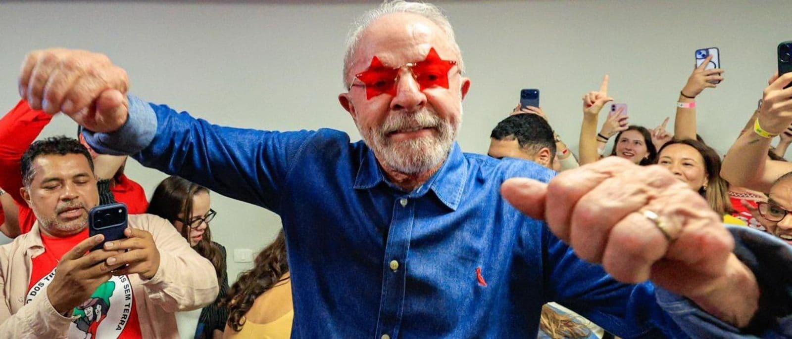 Luiz Inácio Lula da Silva comemorando a vitória eleitoral