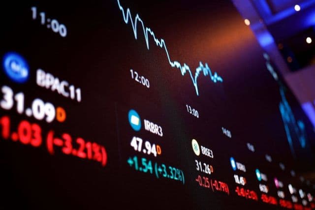 Painel com cotações da Bolsa de Valores e indicadores de câmbio