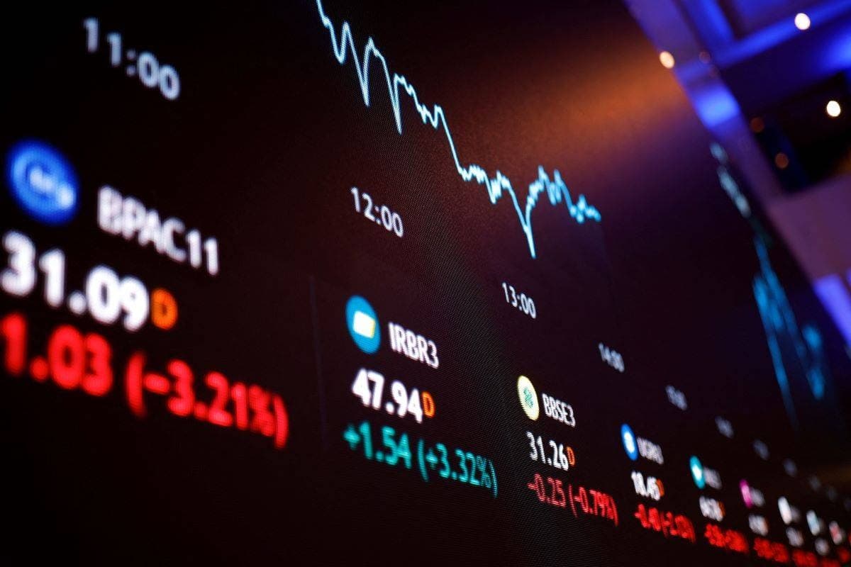 Painel com cotações da Bolsa de Valores e indicadores de câmbio