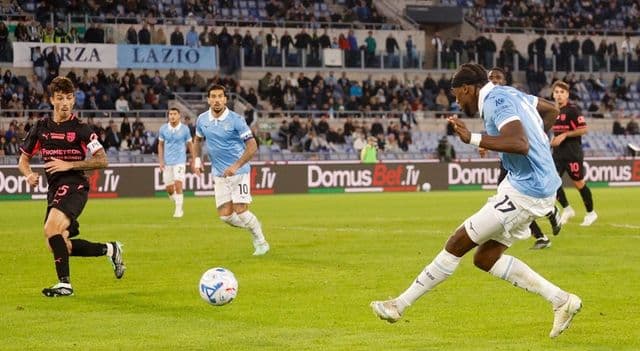 Jogadores da Lazio comemorando gol em partida do Campeonato Italiano