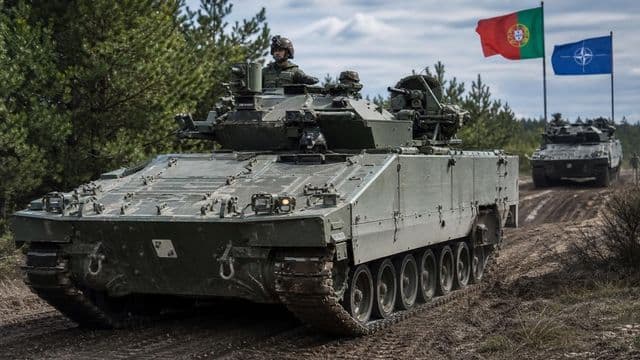 Blindado 8×8 sobre rodas em deslocamento em estrada
