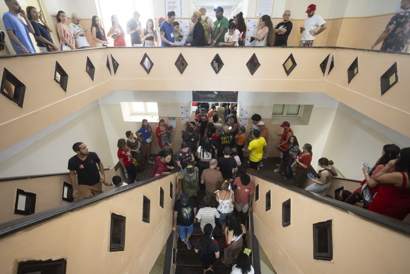 Eleitores votando em urna em uma seção eleitoral
