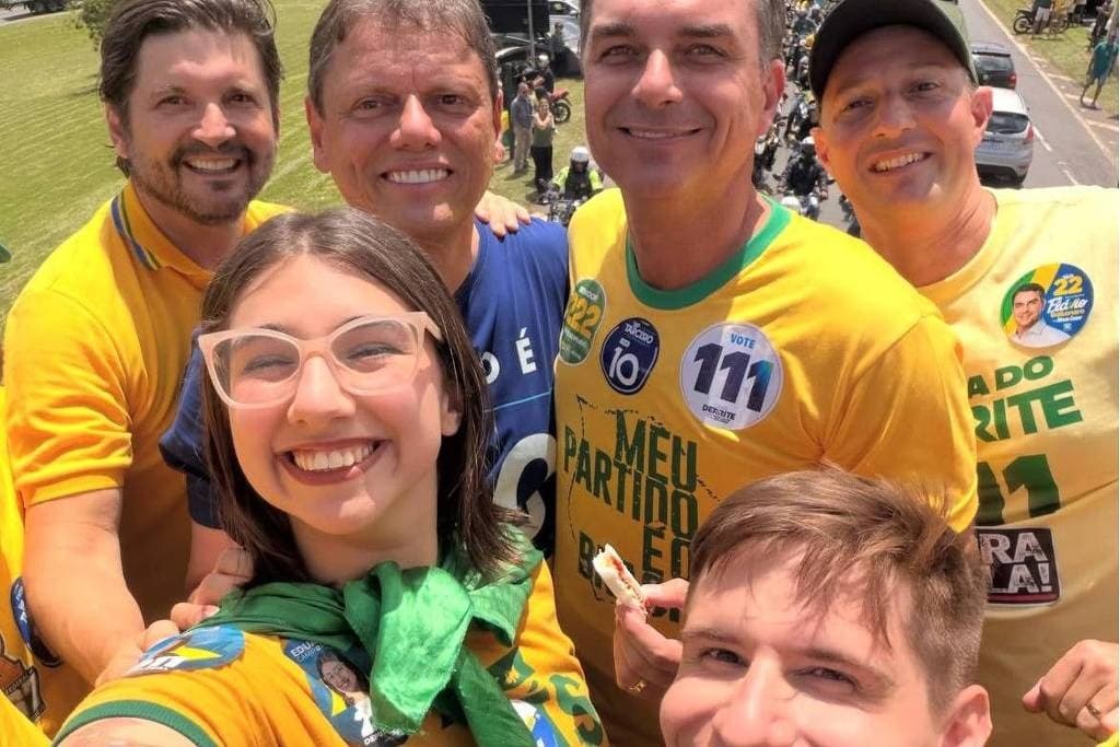 Fiéis em oração em uma igreja evangélica durante campanha eleitoral