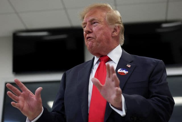Donald Trump conversa com jornalistas ao lado da primeira-dama Melania após votar antecipadamente na Flórida