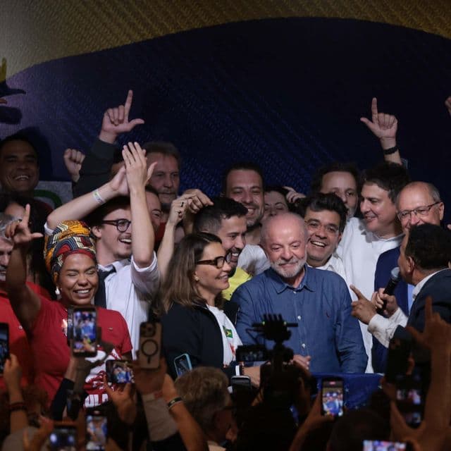 Luiz Inácio Lula da Silva discursando após a reeleição