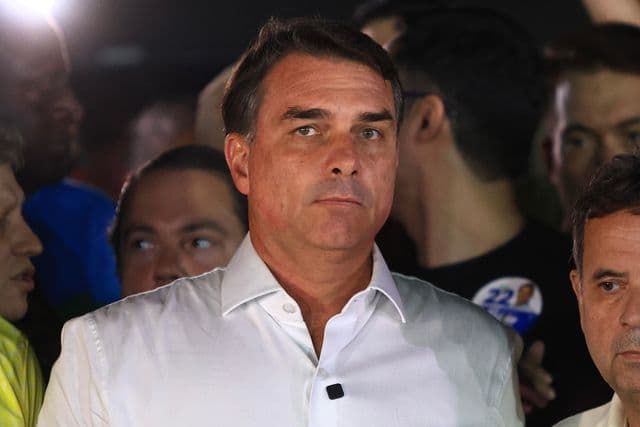 Flávio Bolsonaro em ato político ao lado de apoiadores