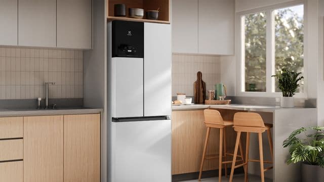 Geladeira duplex branca em cozinha moderna