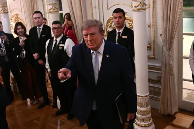 Donald Trump em pronunciamento, com bandeiras dos Estados Unidos ao fundo